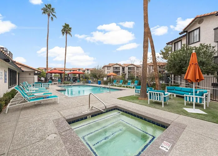 Luxury Retreat Pool Gym Wifi Apartment