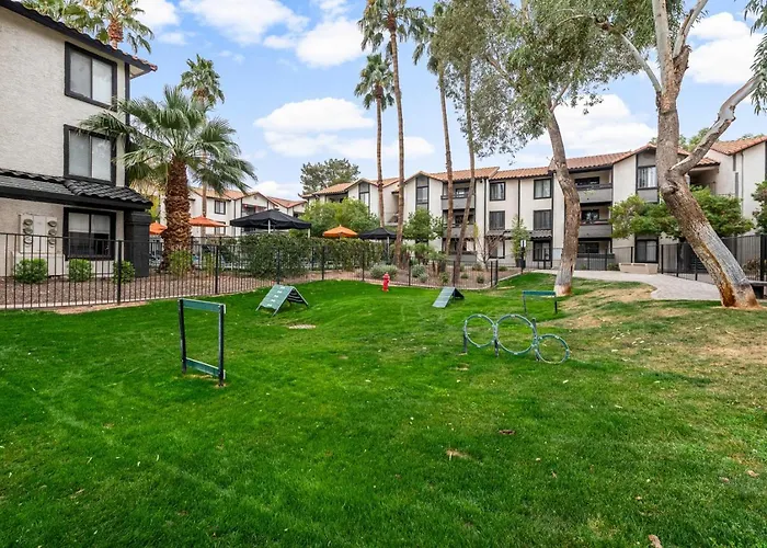 Apartment Luxury Retreat Pool Gym Wifi