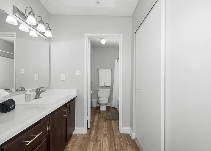 Apartment Luxury Retreat Pool Gym Wifi *