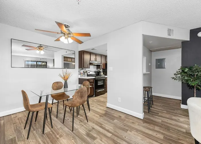 Luxury Retreat Pool Gym Wifi Apartment