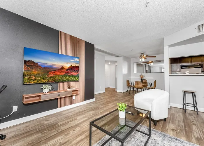 Apartment Luxury Retreat Pool Gym Wifi