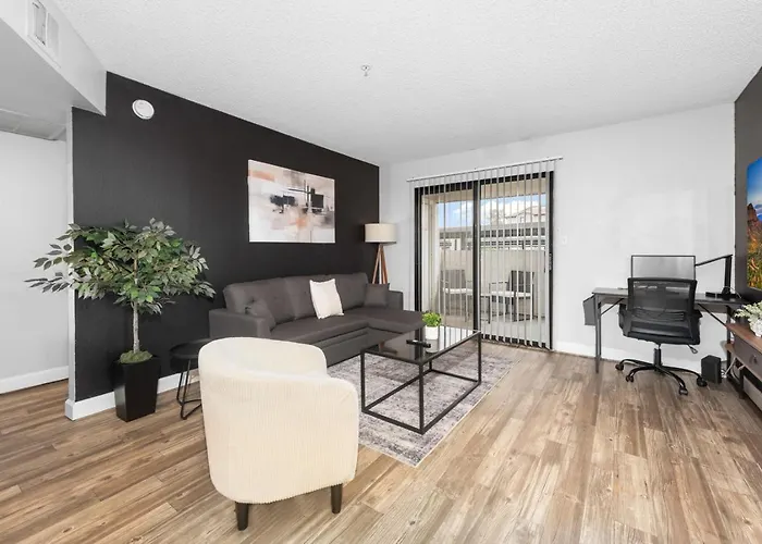 Apartment Luxury Retreat Pool Gym Wifi