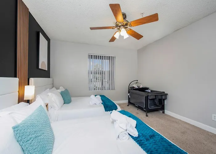 Apartment Luxury Retreat Pool Gym Wifi